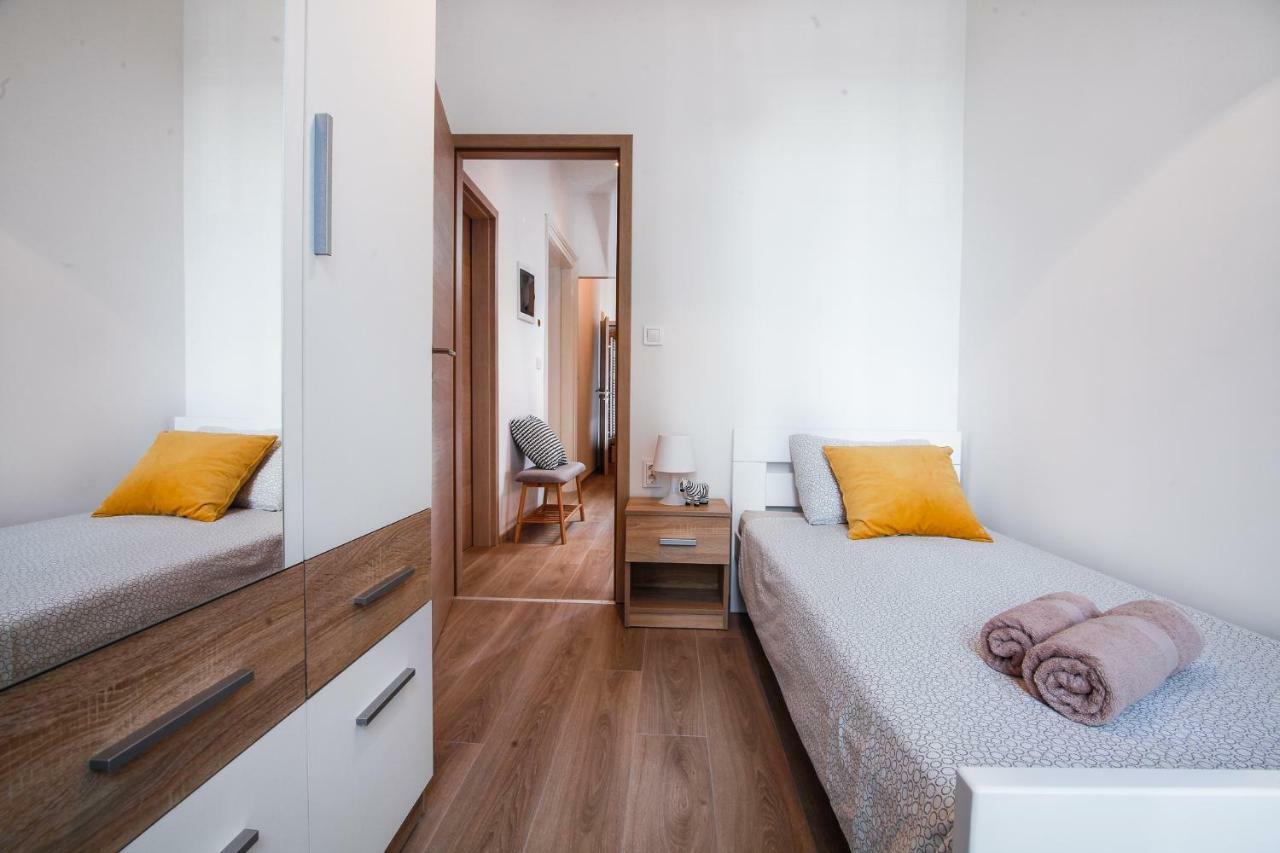 Apartment Kensi*** Pola Esterno foto